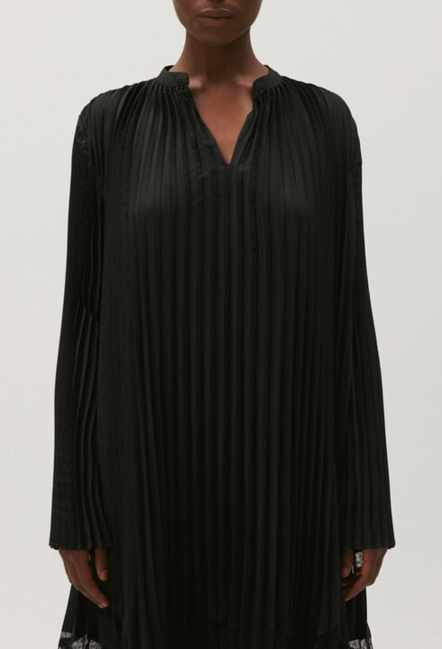 Robe noire longue plissée à volants