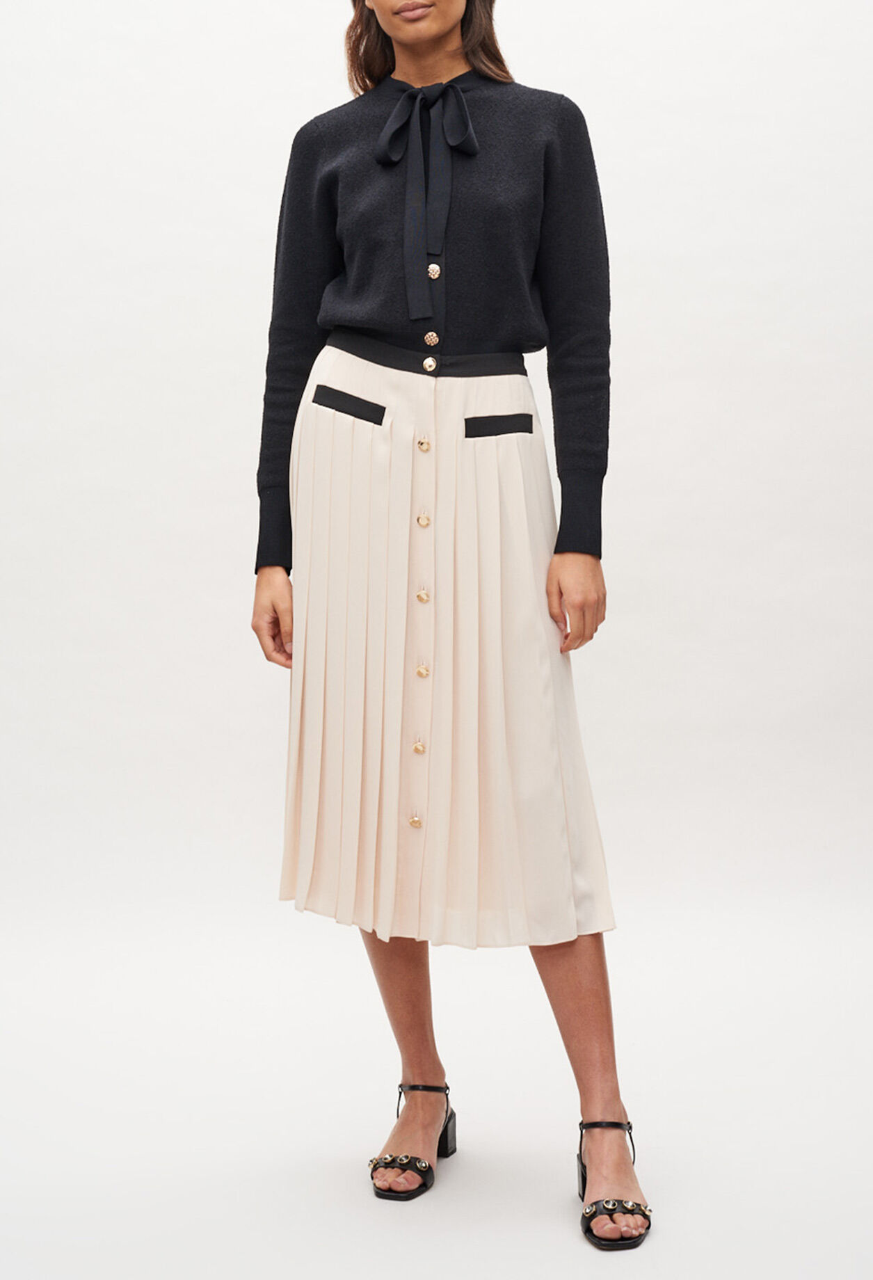 Buttoned pleated skirt