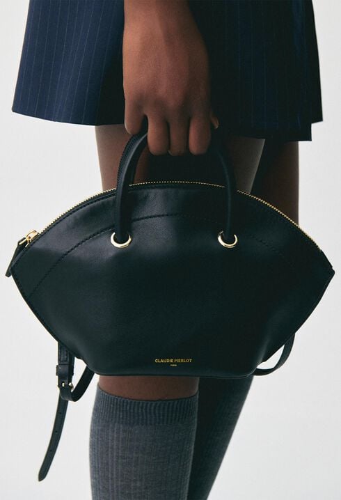 Smooth leather bag with gold rings