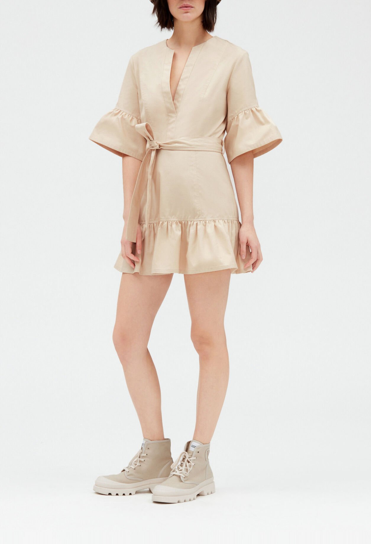 Short beige dress with ruffled sleeves