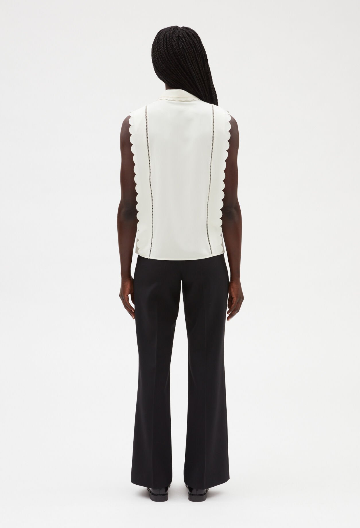 Sleeveless scalloped shirt