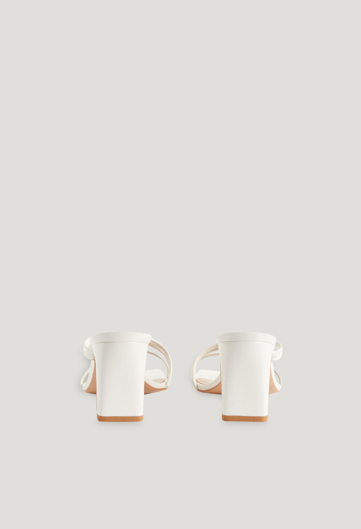 Fine mother-of-pearl strap sandals