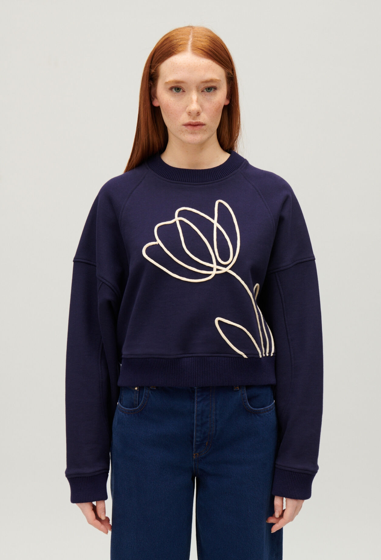 Navy sweatshirt with flower embroidery