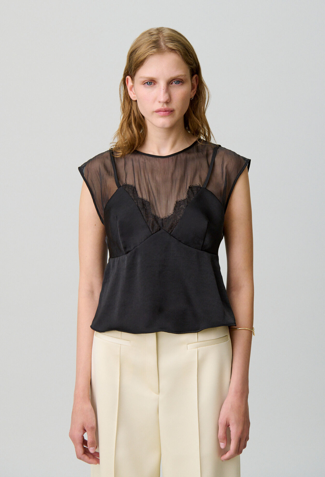 Fluid top with lace details