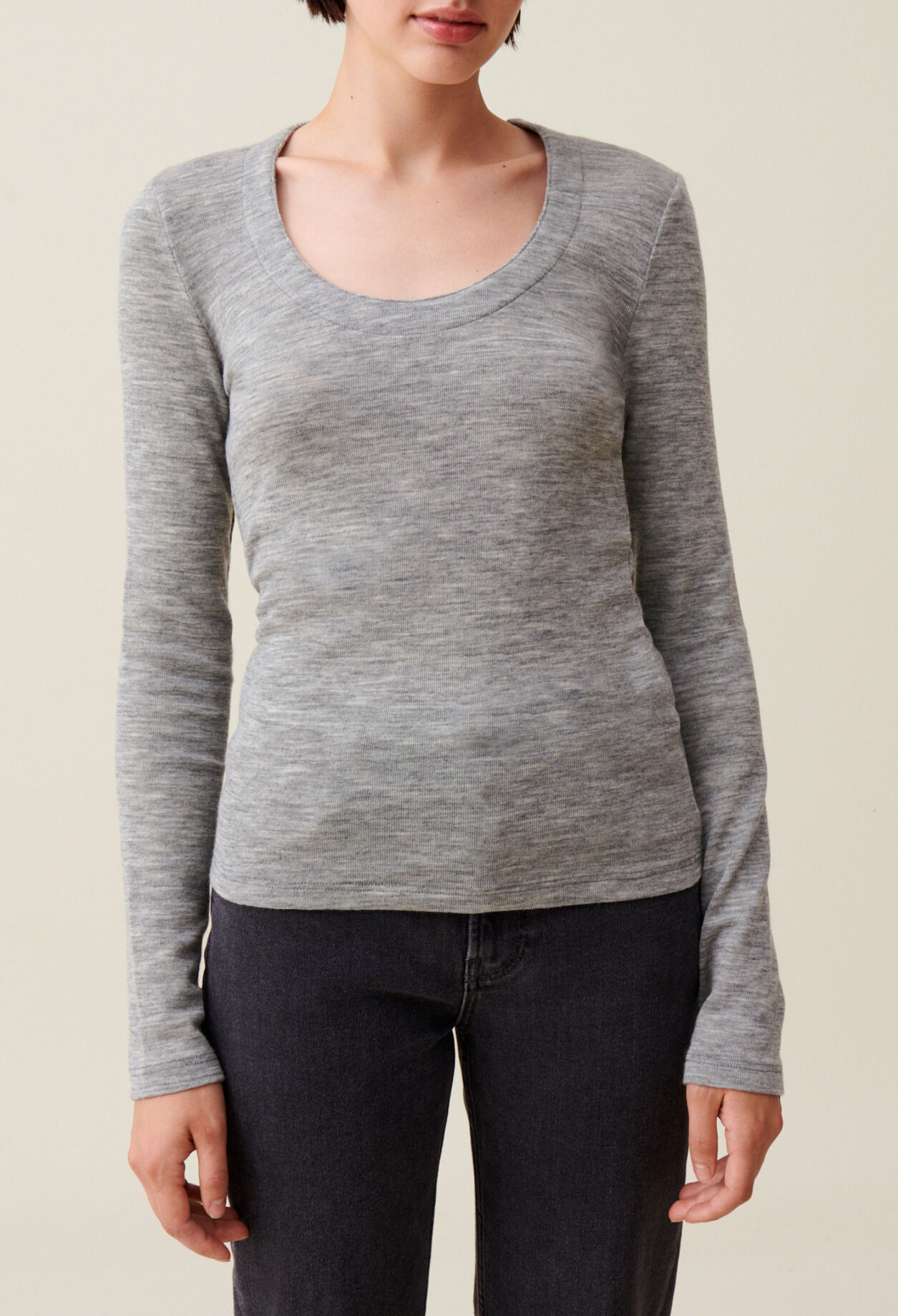Fitted grey crew neck top