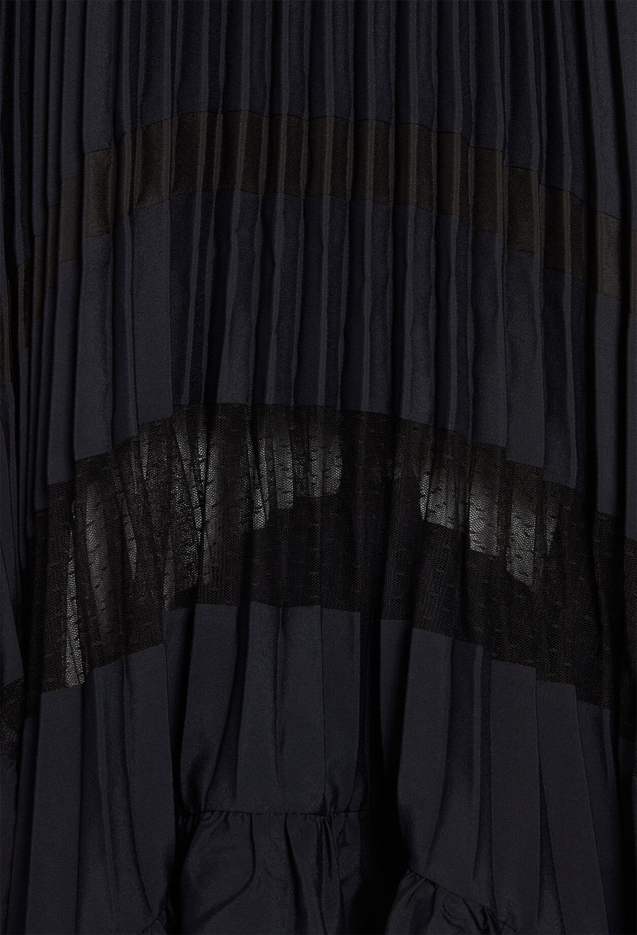 Pleated dress with frill