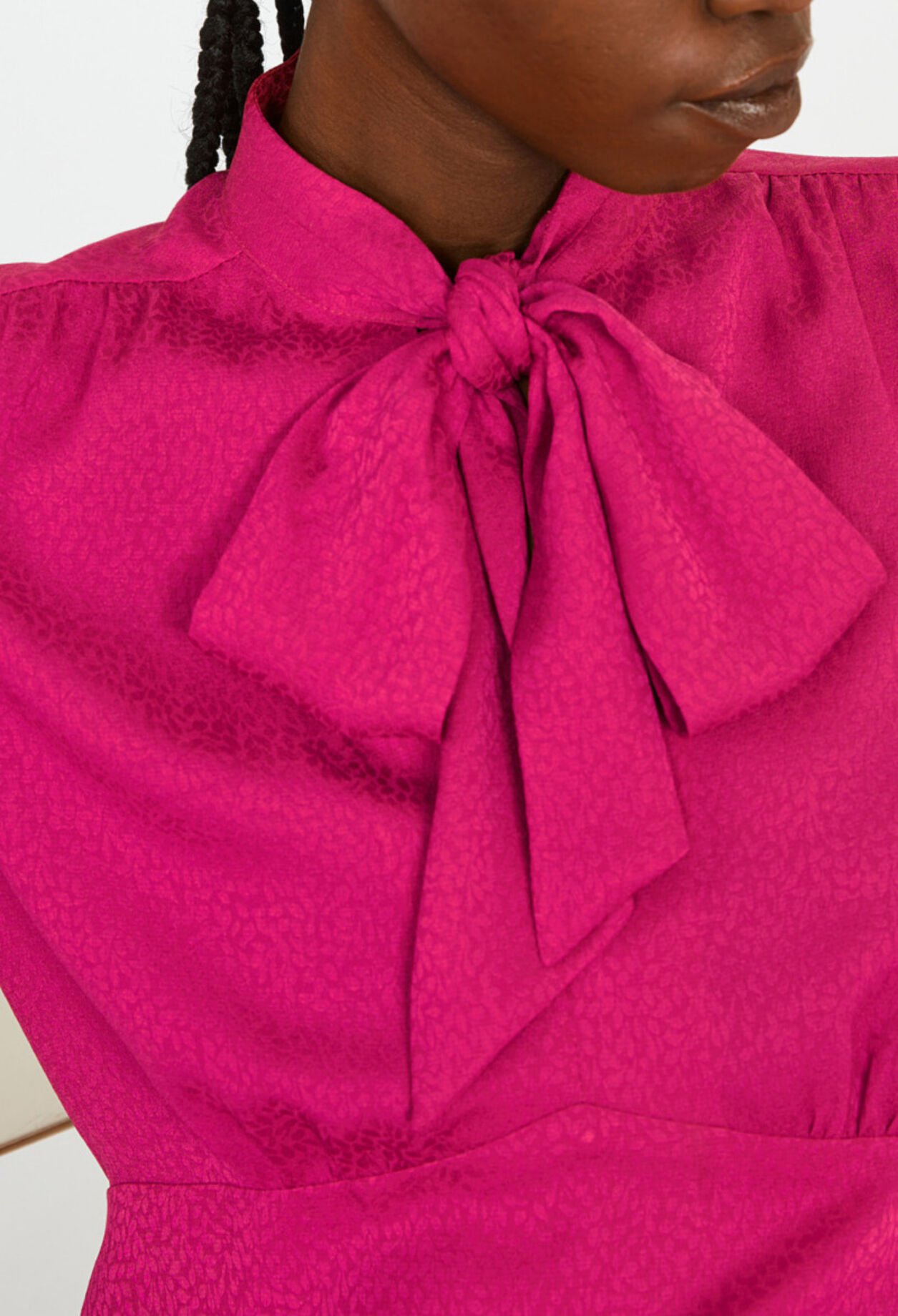 Robe fluide col lavallière