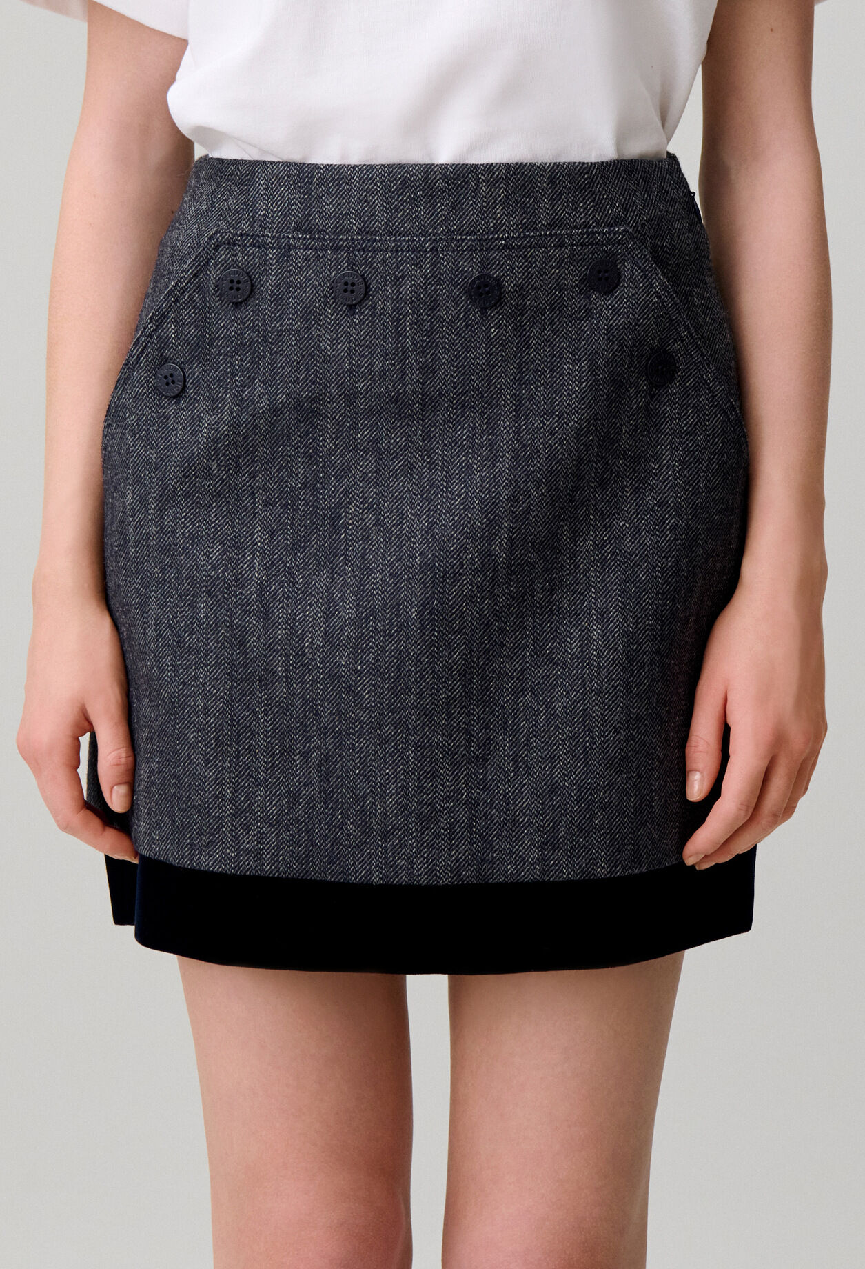 Short bi-material skirt