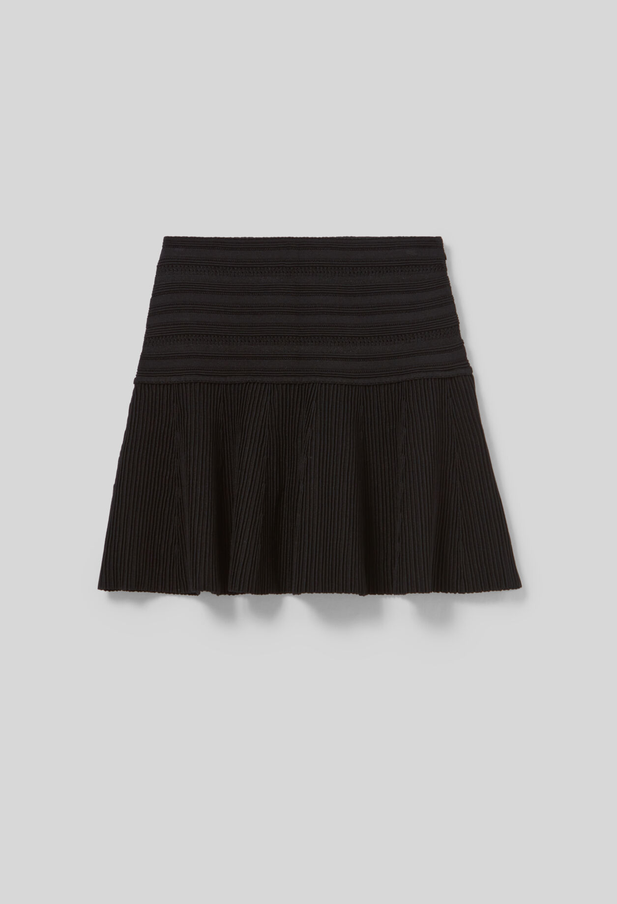 Short fine-knit skirt