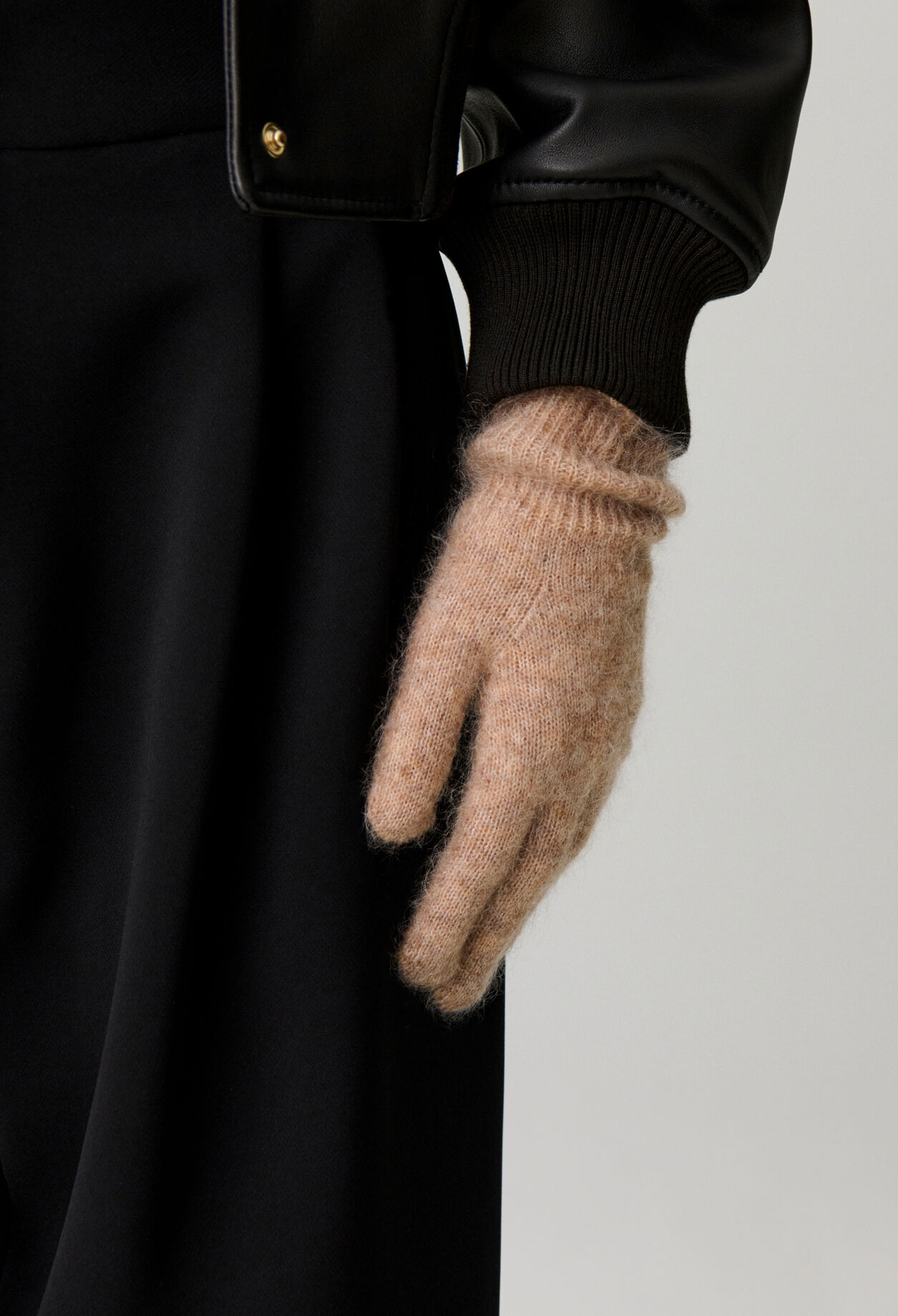 Long fluffy knitted gloves