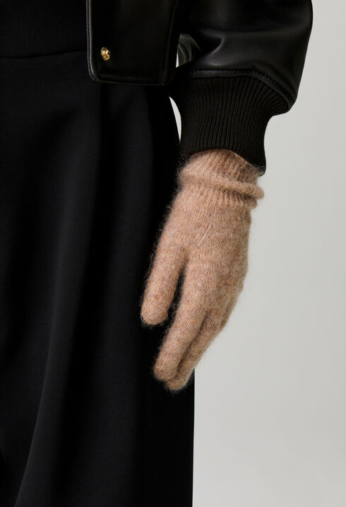 Long fluffy knitted gloves