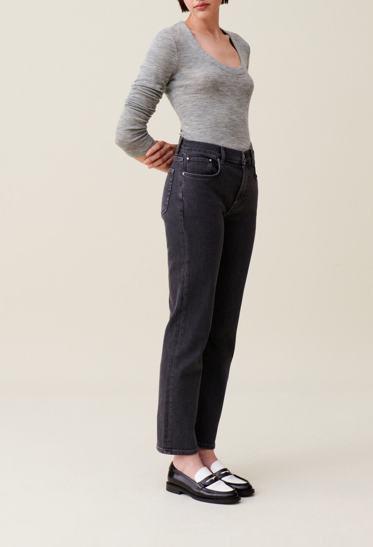 Fitted grey crew neck top