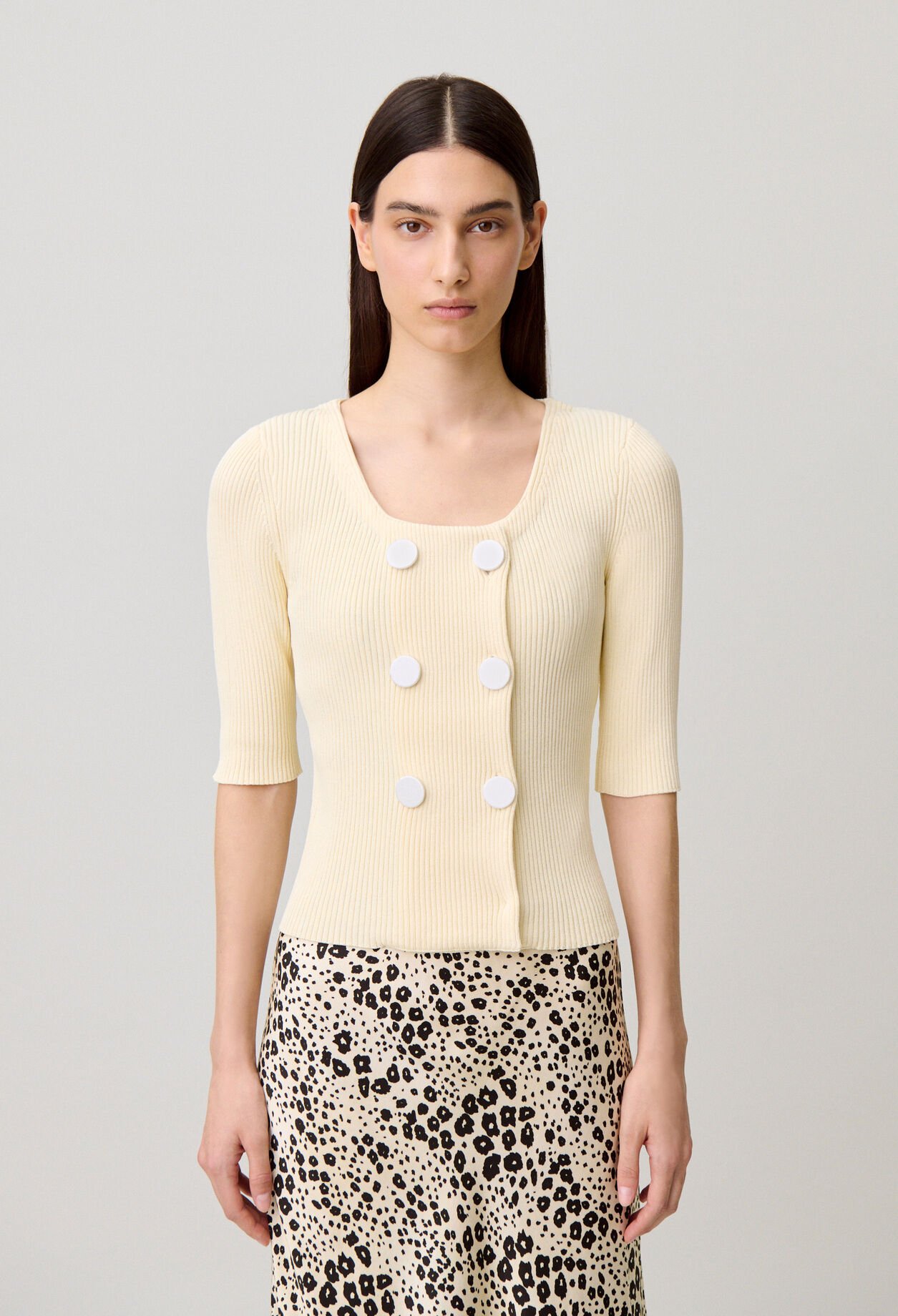 Round neck knitted cardigan