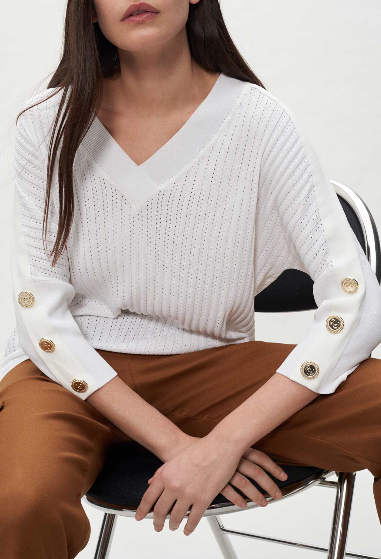Buttoned jumper with mid-length sleeves